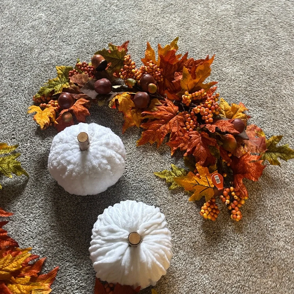 Autumn Harvest Wreath with White Pumpkins table decorations for thanksgiving